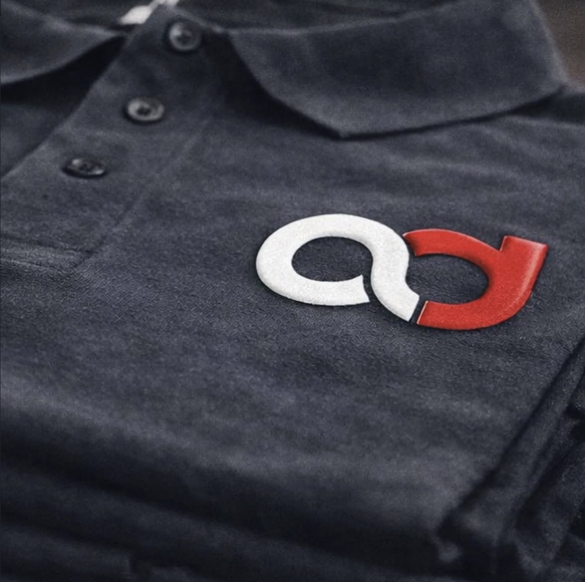 Marineblaues Poloshirt mit weiß-rotem AD-Logo